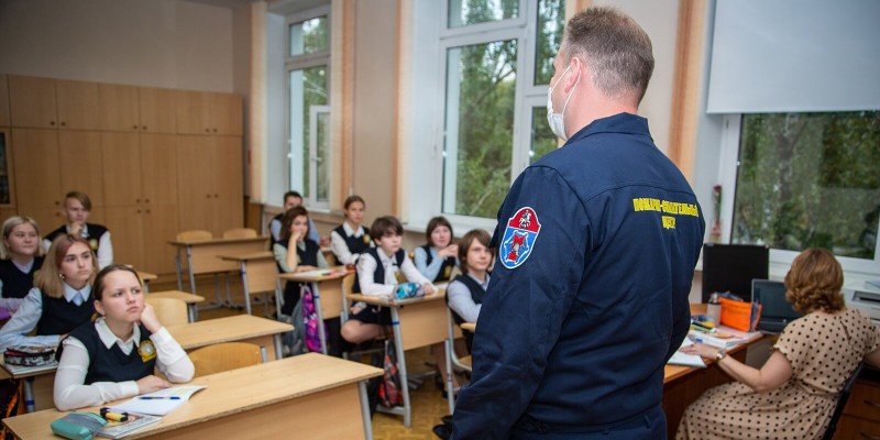 За год московские спасатели и пожарные провели занятия по правилам безопасности для 113 тысяч школьников