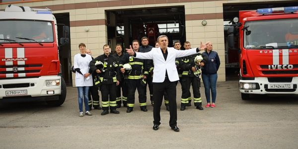 В честь 25-летия гимна столицы пожарные и спасатели исполнили песню «Дорогая моя столица, золотая моя Москва!»