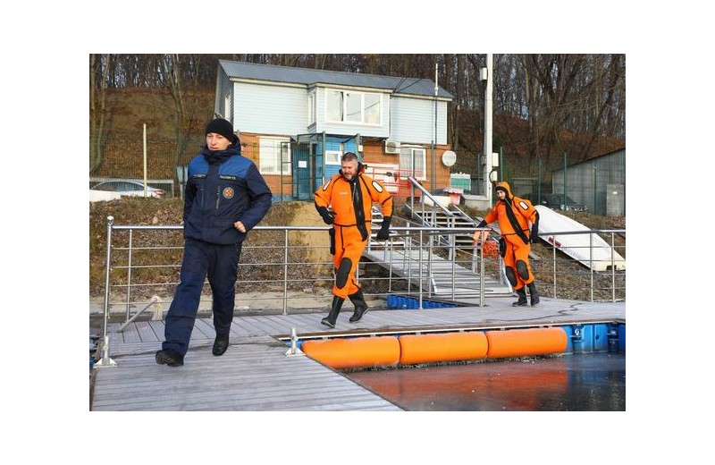 В Москве спасатели вытащили из водоема провалившихся под лед