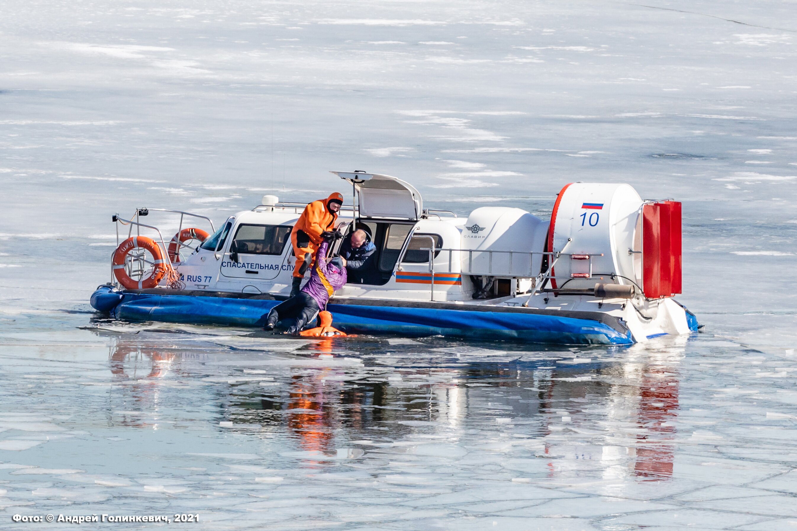 Спасатели предупреждают об опасности выхода на лед водоемов