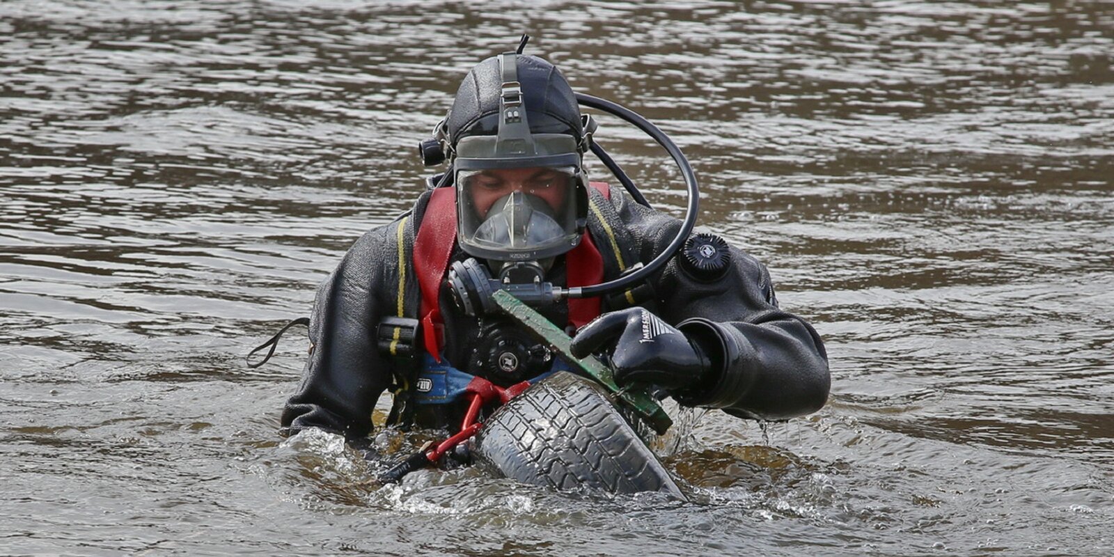 Водолазы приступили к обследованию дна московских водоемов