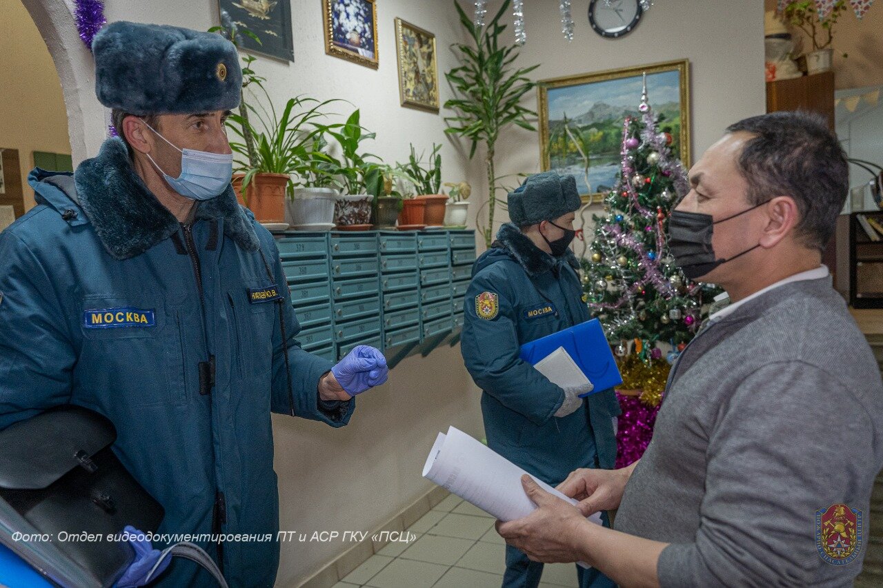 Сотрудники Пожарно-спасательного центра в новогодние праздники проверили правила пожарной безопасности в более 5,5 тысячи жилых домов