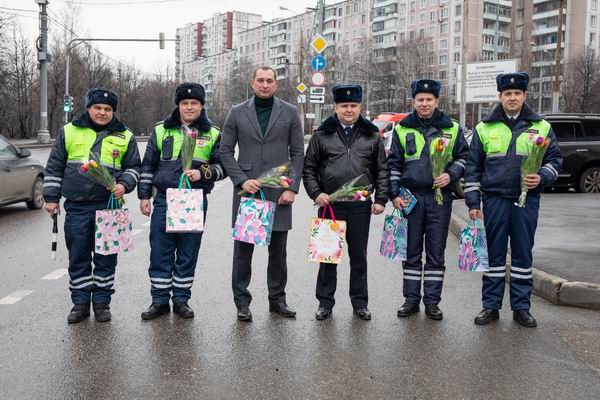 Сотрудники ГИБДД и Общественный совет при УВД по ЮЗАО поздравили автоледи с наступающим «Женским днем»