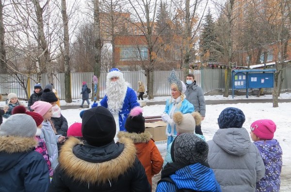 В декабре в муниципальном округе Обручевский прошли новогодние дворовые праздники, организованные аппаратом Совета депутатов