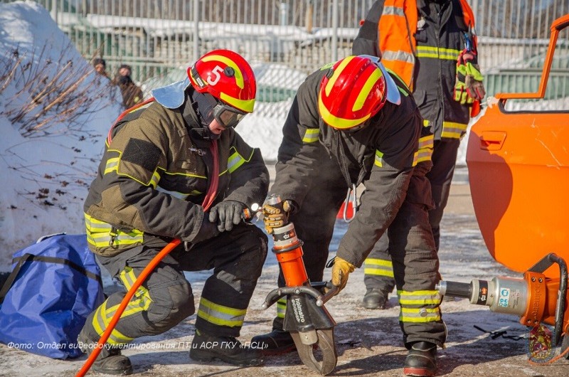 Пожарные и спасатели столицы повышают профессиональный уровень оказания помощи пострадавшим в ДТП