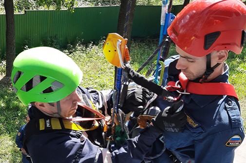 Соревнования на лучшую альпинистскую подготовку при ведении спасательных работ на высоте в Апаринках