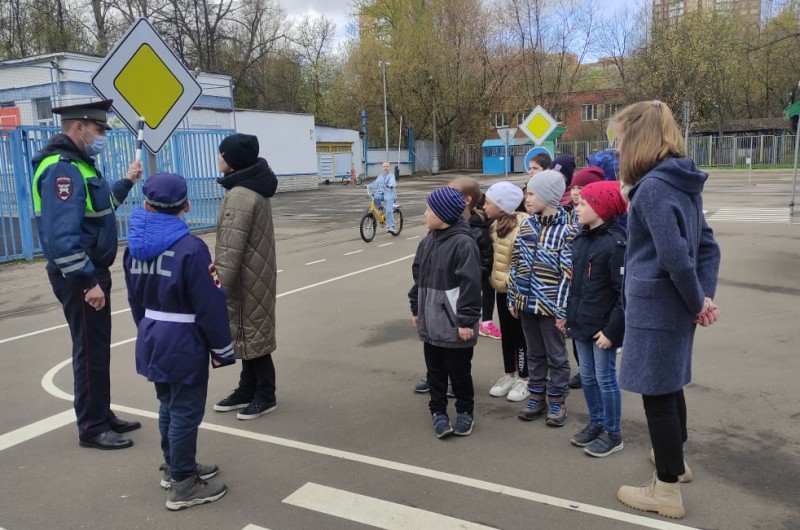 На юго-западе Москвы сотрудники ГИБДД провели для школьников профилактическое занятие в автогородке