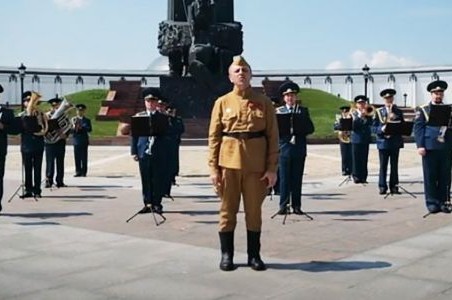 Оркестр московских спасателей поздравил ветеранов с парадом Победы